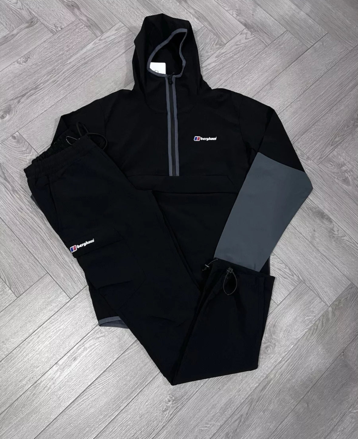 BERGHAUS - TRACKSUIT SET 1/2 ZIP JACKET & CARGO PANTS BLACK/GREY