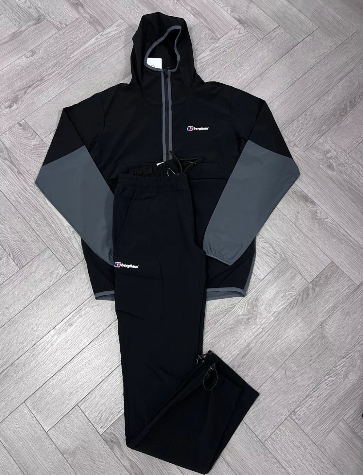 BERGHAUS - TRACKSUIT SET 1/2 ZIP JACKET & CARGO PANTS BLACK/GREY